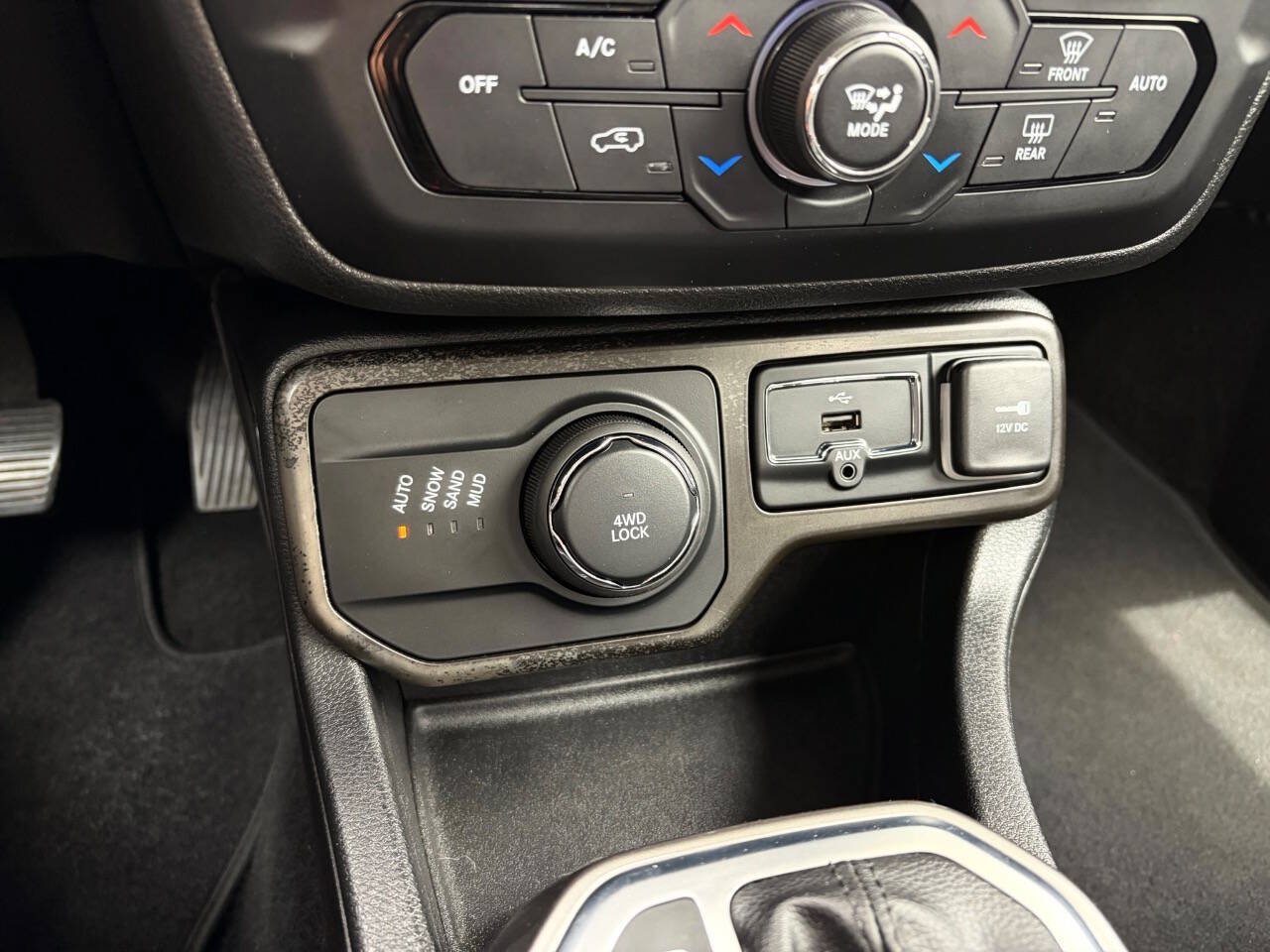 Used 2019 Jeep Renegade Limited AWD/4WD image 27
