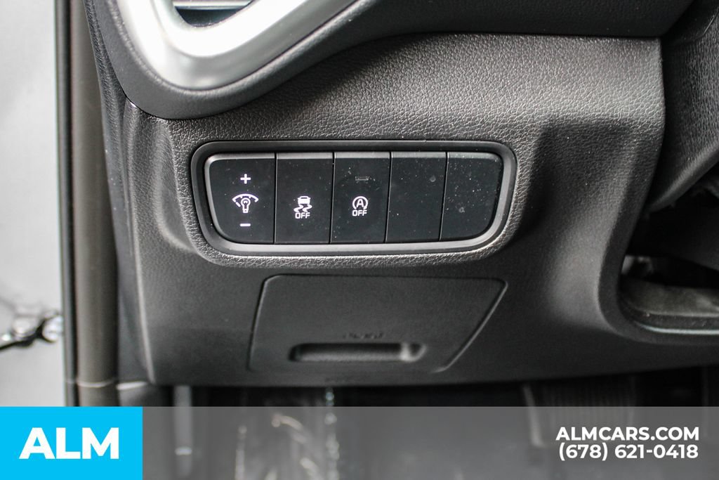 Used 2025 Kia Soul LX w/ LX Technology Package FWD image 30