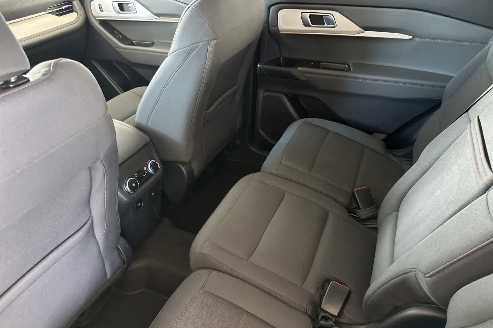 Used 2025 Ford Explorer Active AWD/4WD image 4