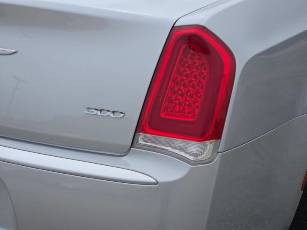 Used 2021 Chrysler 300 Touring w/ Chrome Appearance Package RWD image 12