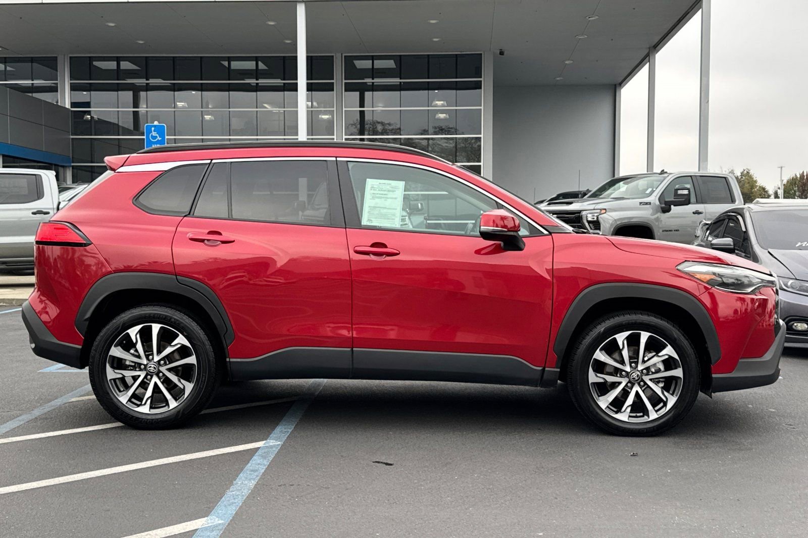 Used 2024 Toyota Corolla Cross XLE image 2