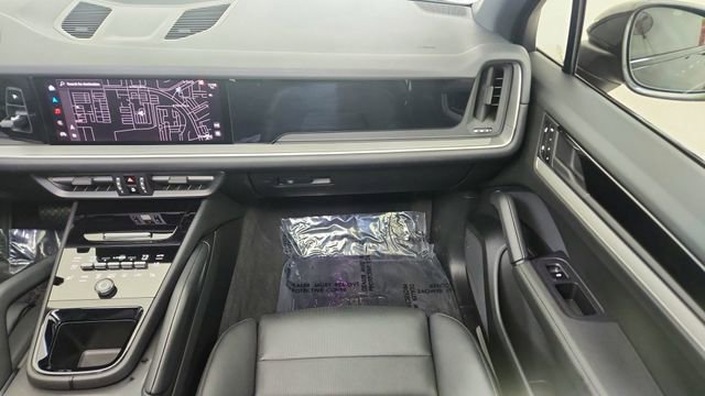 Used 2025 Porsche Cayenne w/ Premium Package image 36