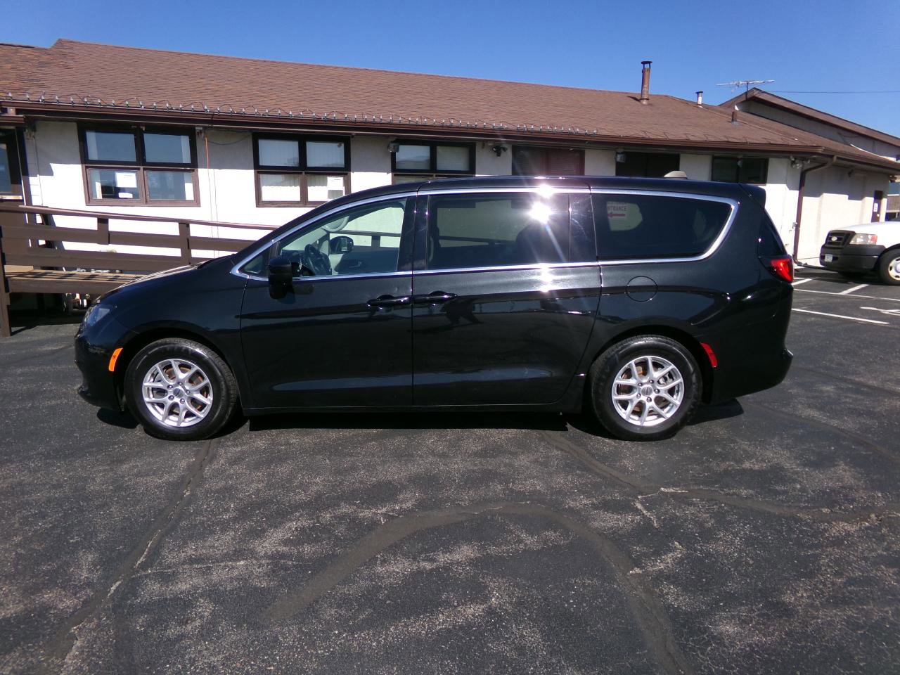 Used 2022 Chrysler Voyager LX FWD image 7