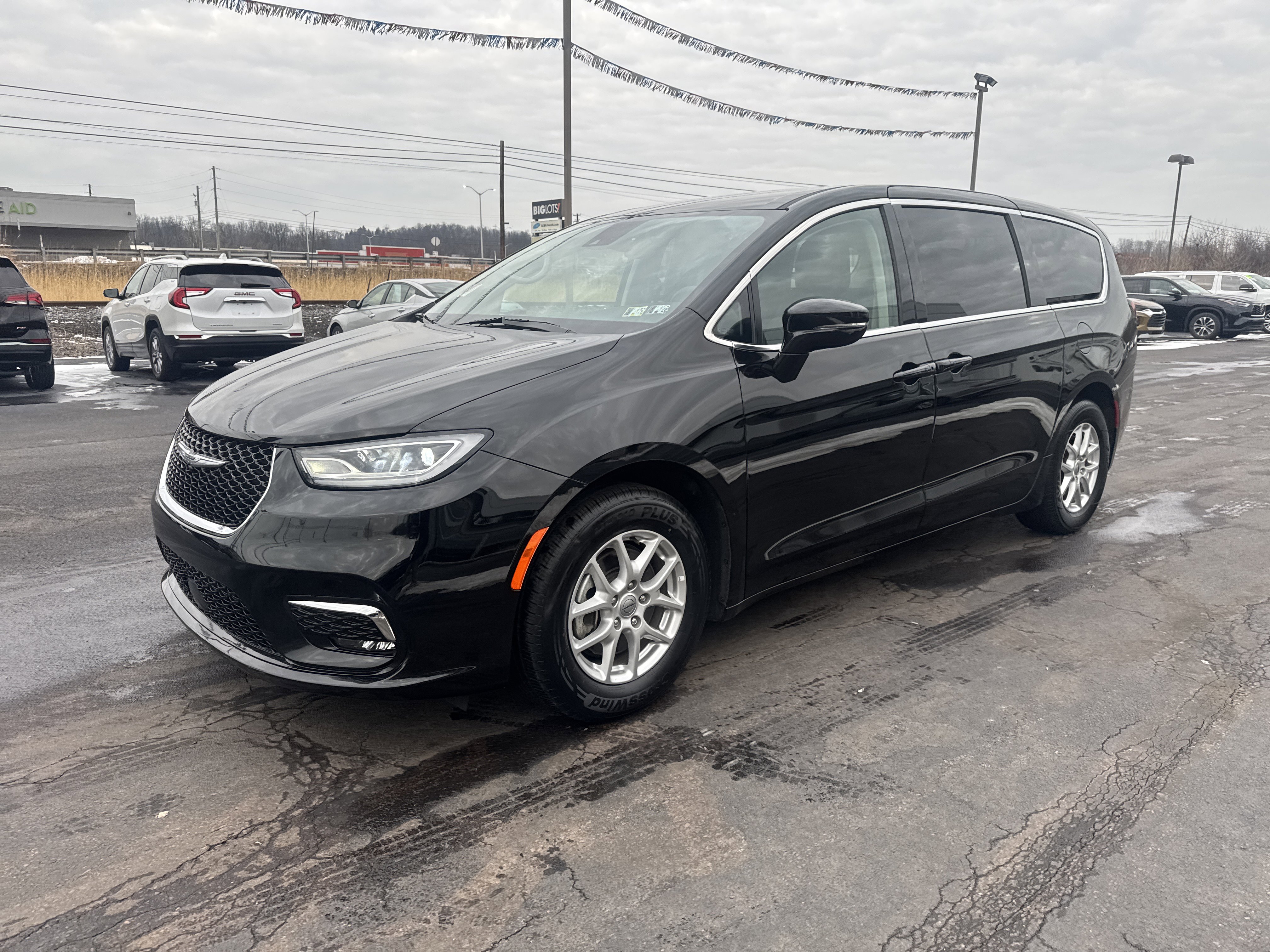 Used 2024 Chrysler Pacifica Touring-L image 8