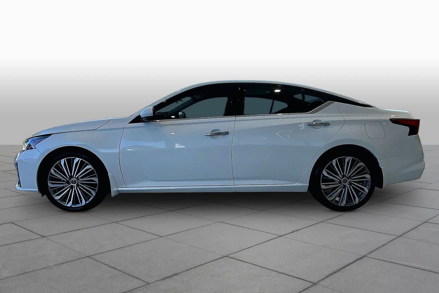 Used 2025 Nissan Altima 2.5 SL FWD image 32