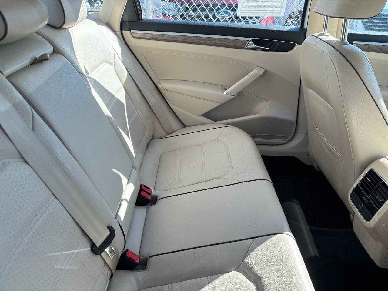 Used 2017 Volkswagen Passat 1.8T SE image 4