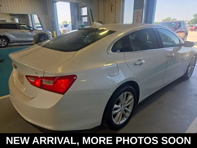 Used 2017 Chevrolet Malibu LT FWD image 3