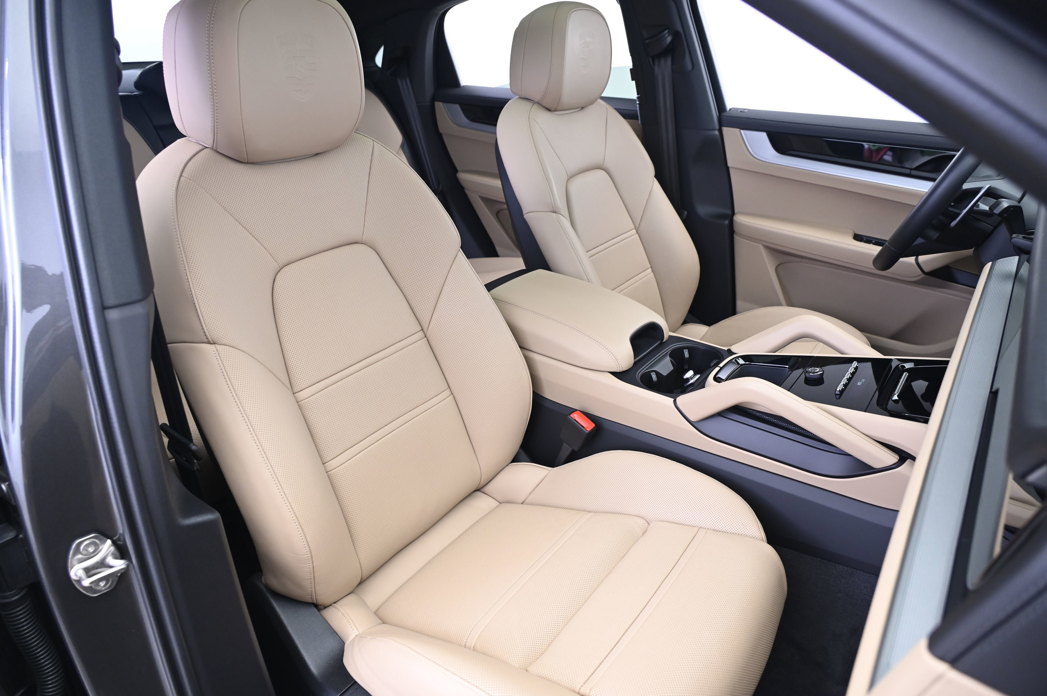 Certified 2024 Porsche Cayenne Coupe image 24