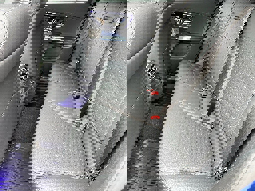 Used 2025 Mercedes-Benz GLC 350e 4MATIC image 31