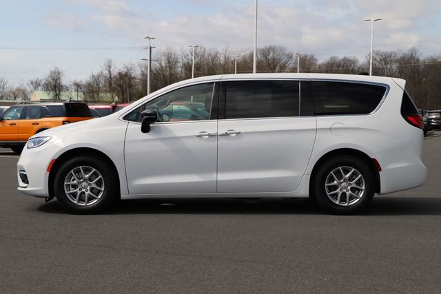 Used 2026 Chrysler Pacifica Select FWD image 4