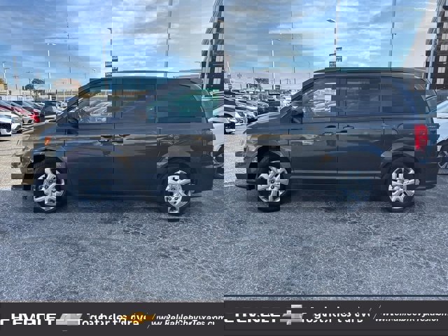 Used 2018 Dodge Grand Caravan SE w/ UConnect Hands-Free Group image 5