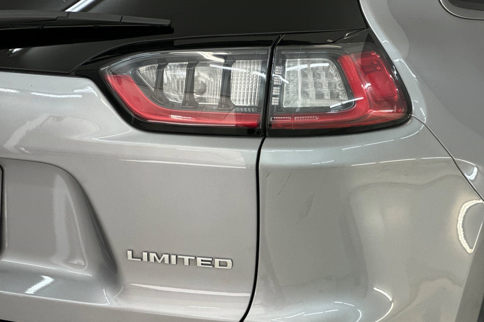 Used 2019 Jeep Cherokee Limited w/ Technology Group image 13