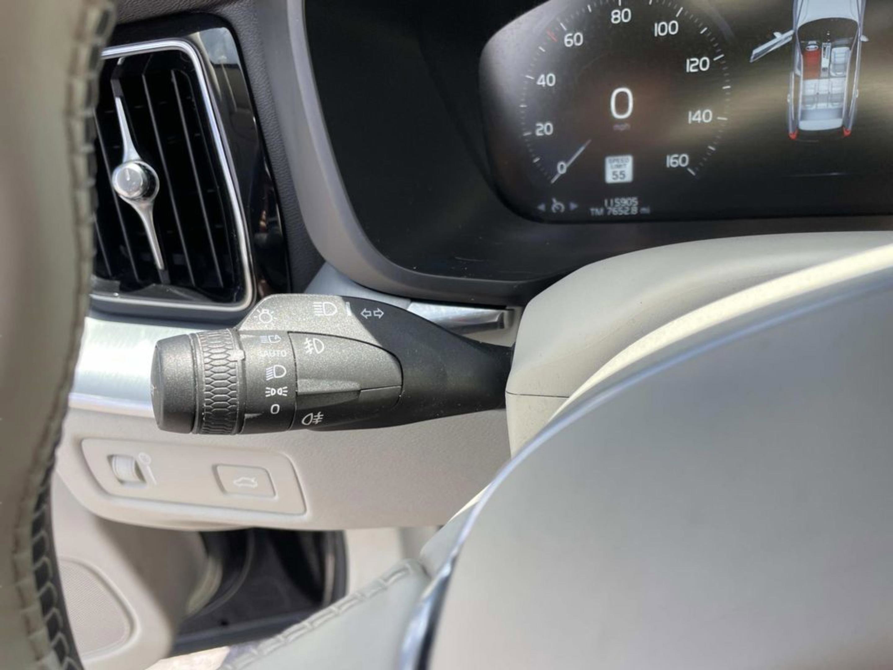 Used 2018 Volvo XC60 T6 Momentum w/ Vision Package AWD/4WD image 28