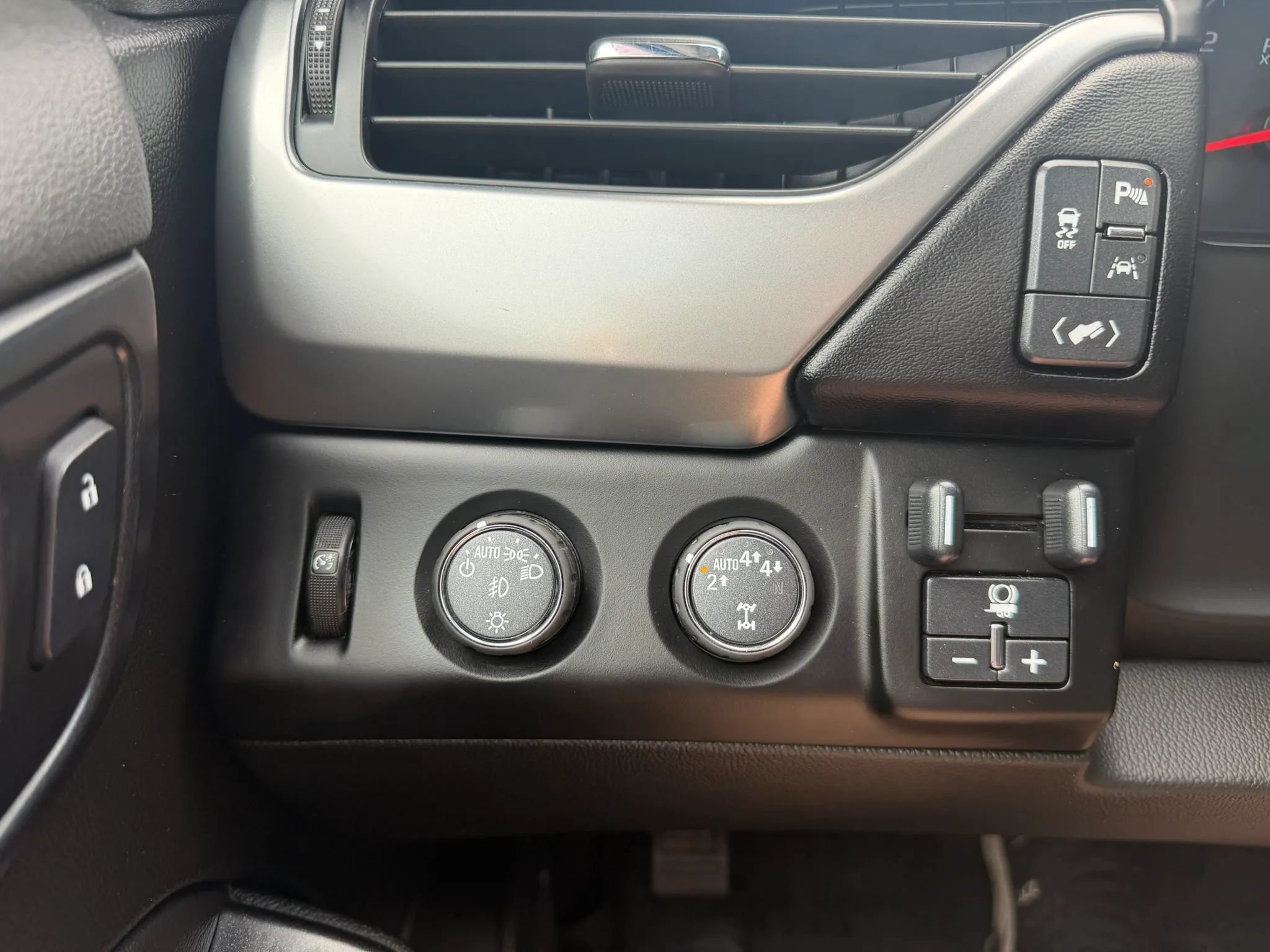 Used 2020 Chevrolet Tahoe Premier AWD/4WD image 17