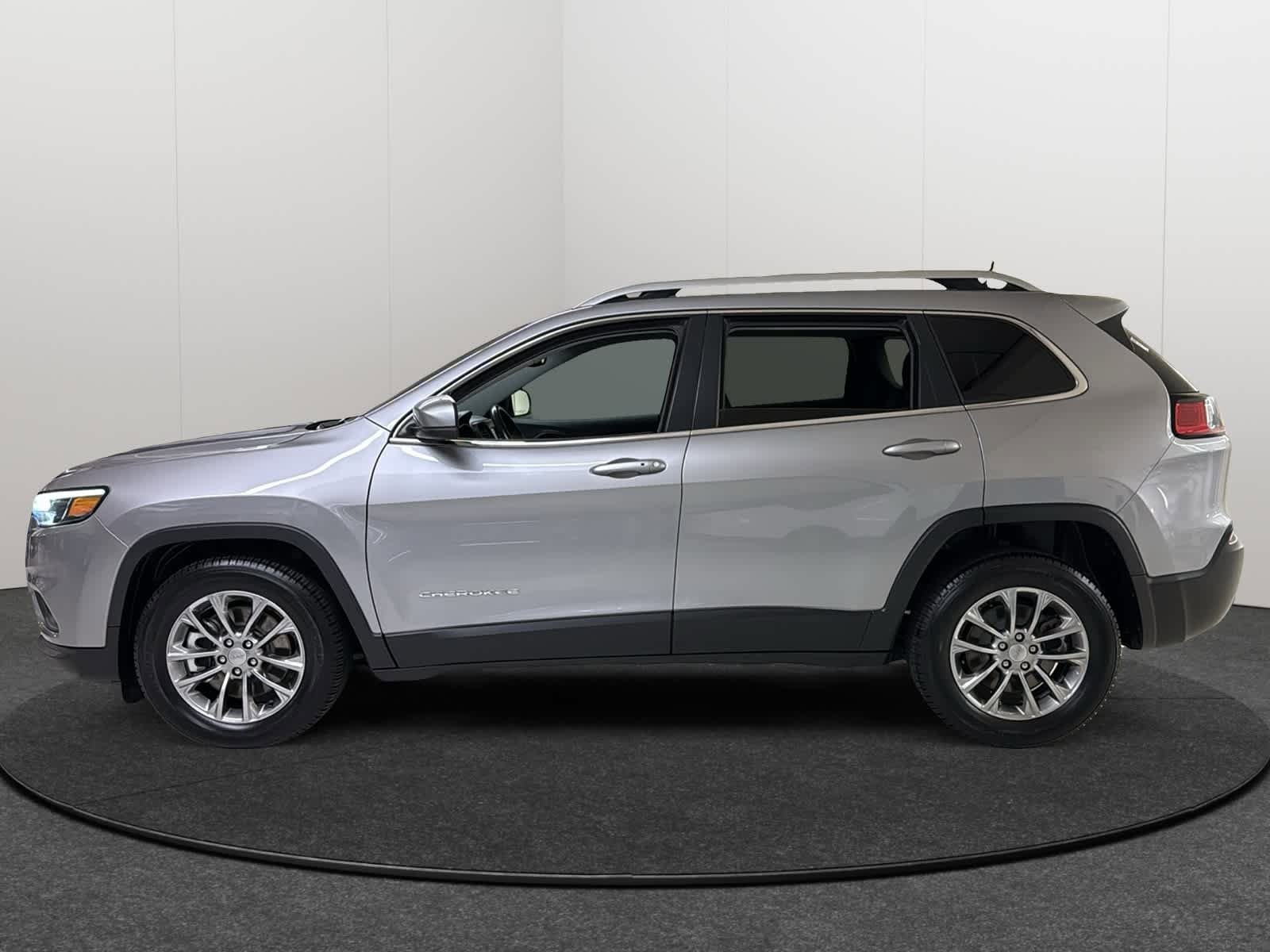 Used 2021 Jeep Cherokee Latitude Lux FWD image 3