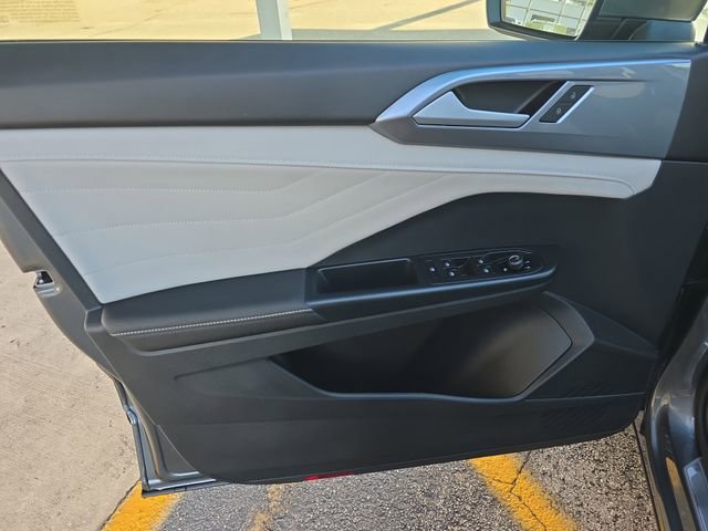 Used 2025 Volkswagen Taos SEL image 14