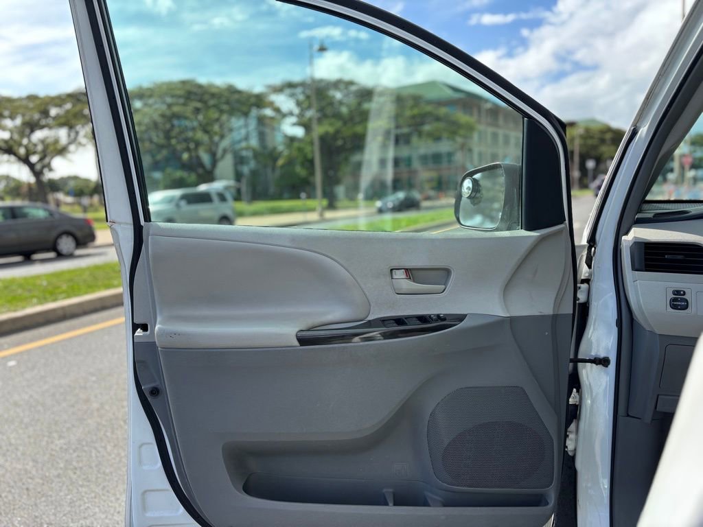 Used 2013 Toyota Sienna L FWD image 16