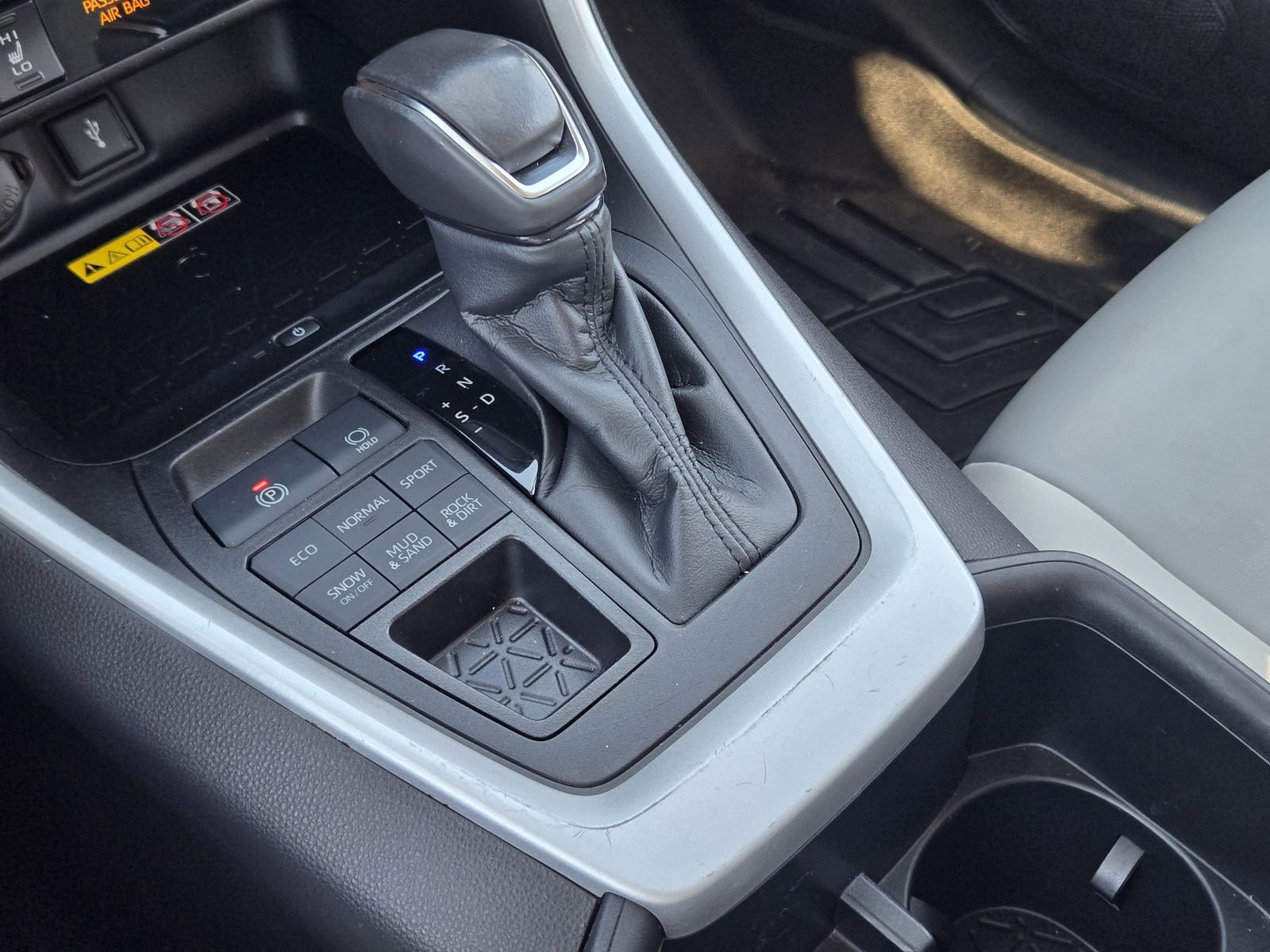 Used 2022 Toyota RAV4 XLE Premium image 23