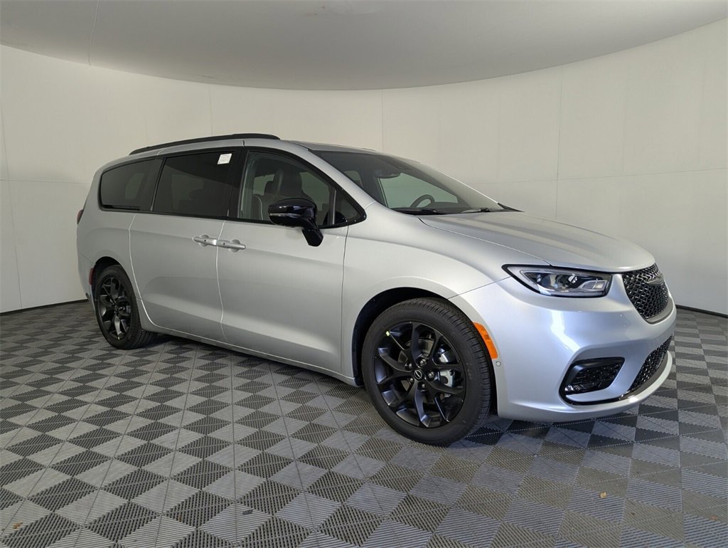 New 2026 Chrysler Pacifica Limited w/ Uconnect Theater Family Group image 2