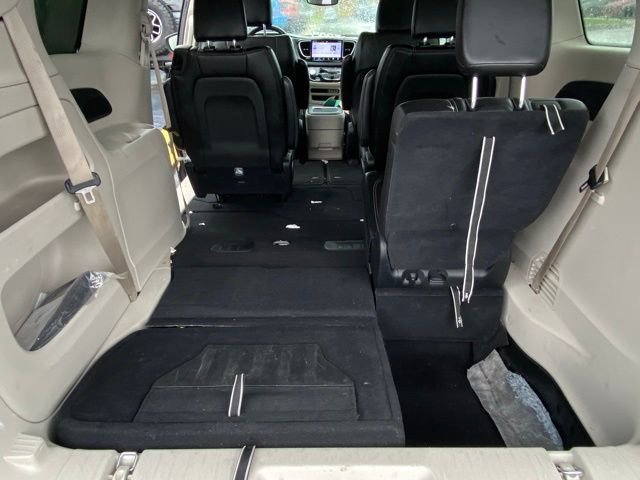 Used 2023 Chrysler Pacifica Touring-L image 25