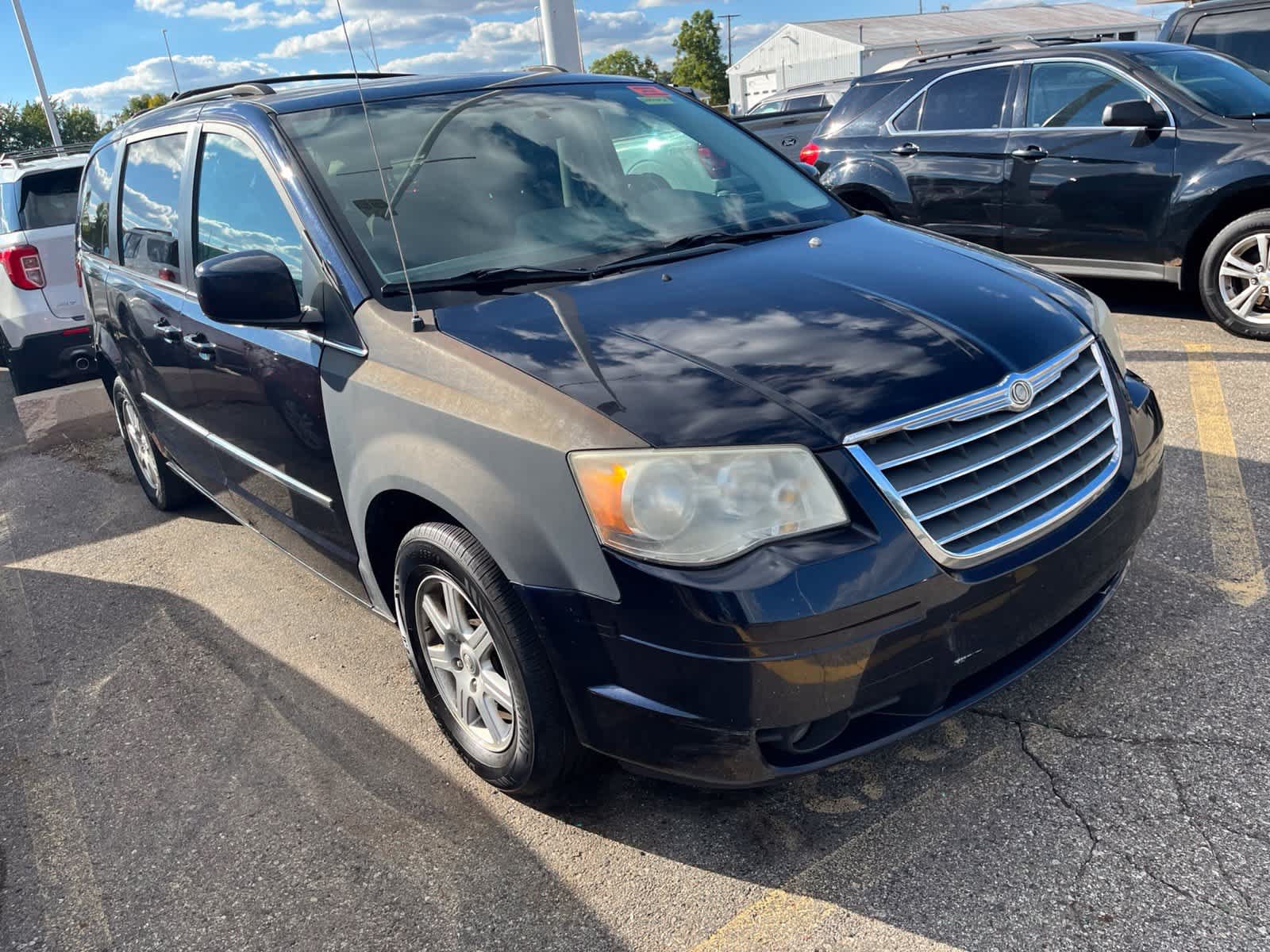 Used 2010 Chrysler Town & Country Touring w/ Entertainment Group #2 FWD image 19