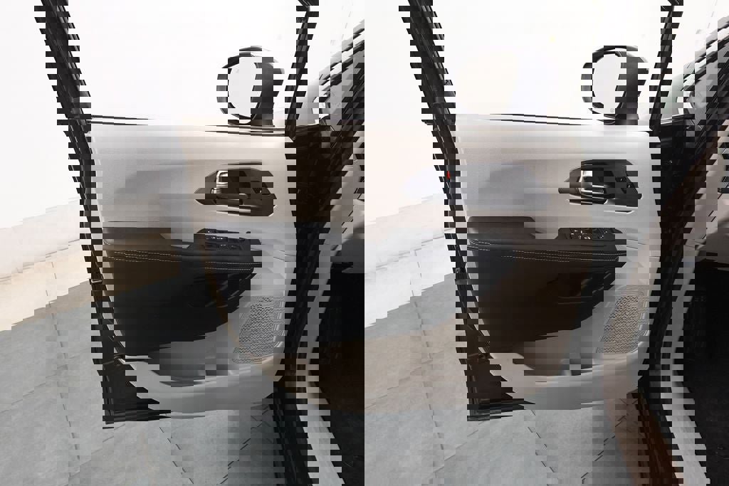 Used 2023 Chrysler Pacifica Touring-L image 8