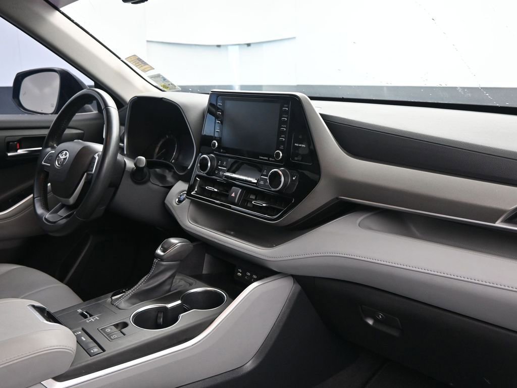 Used 2022 Toyota Highlander XLE image 11