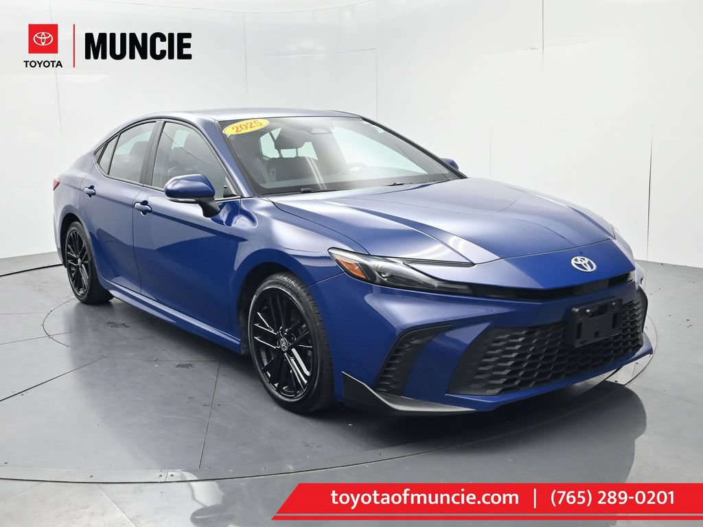 Used 2025 Toyota Camry SE FWD image 1