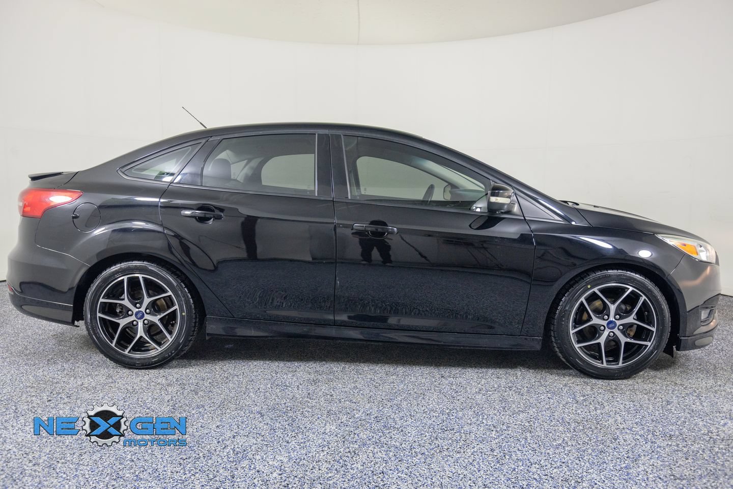 Used 2017 Ford Focus SE w/ SE Sport Package FWD image 8