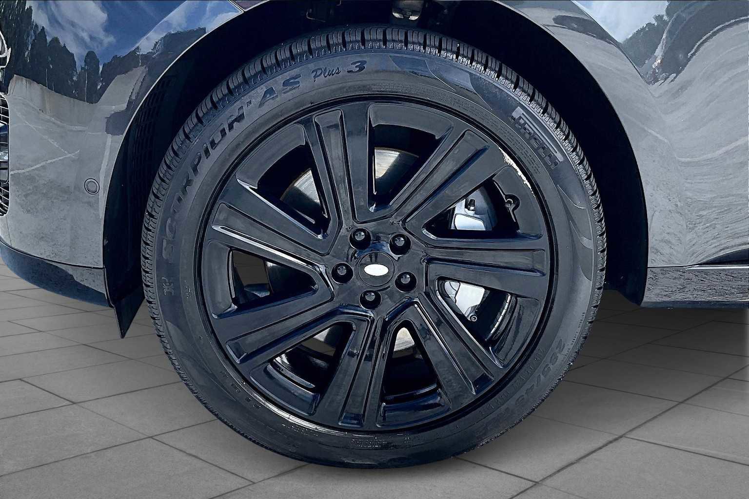 Used 2023 Land Rover Range Rover Long Wheelbase SE image 17