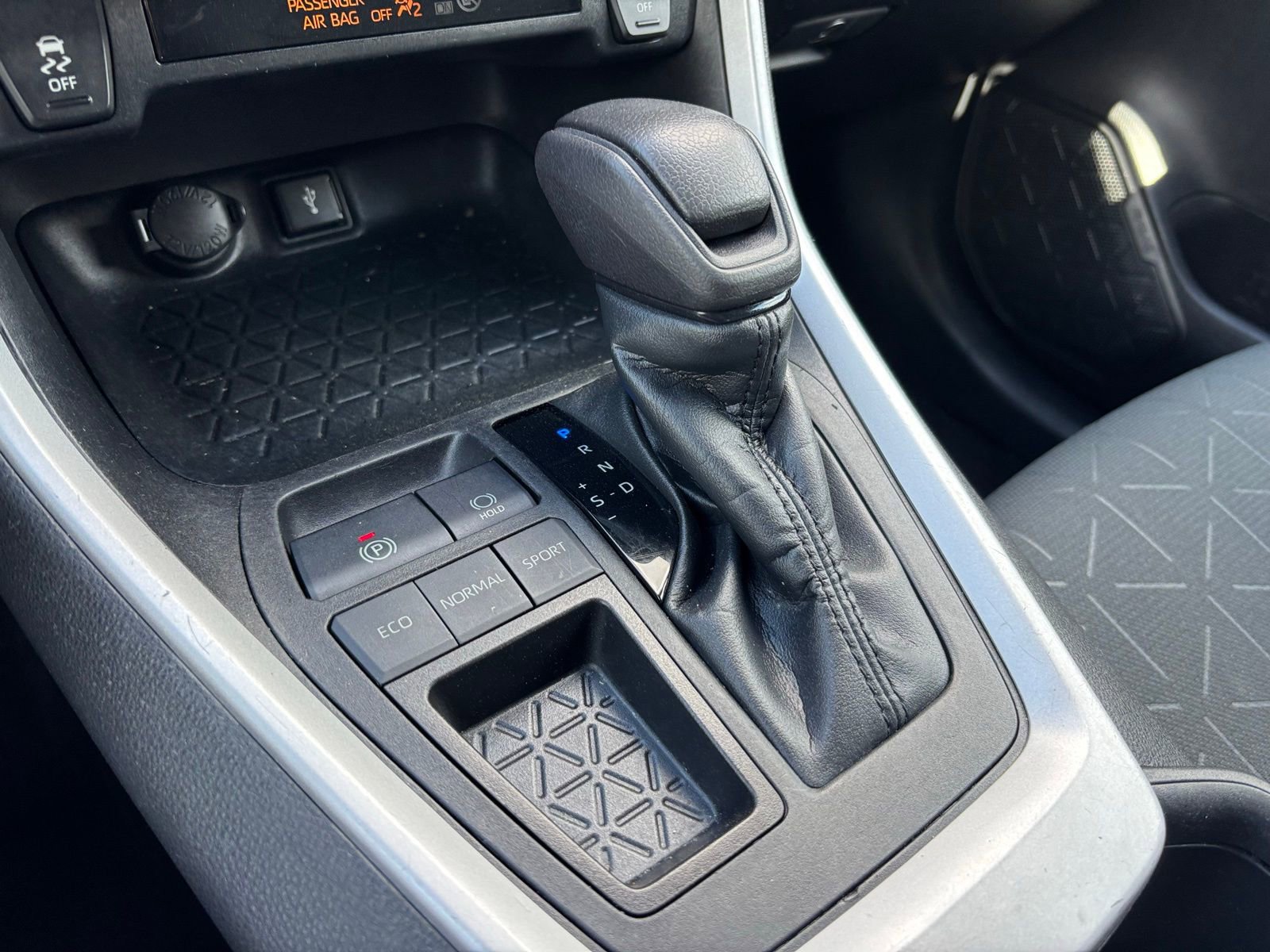 Used 2022 Toyota RAV4 XLE image 25