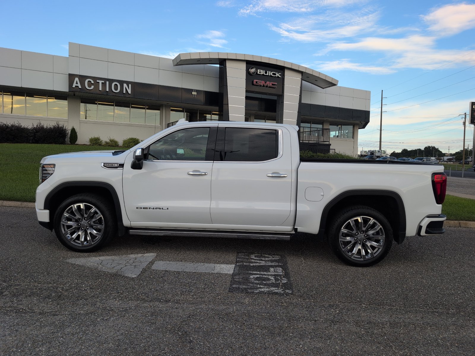 Used 2023 GMC Sierra 1500 Denali w/ Denali Reserve Package AWD/4WD image 2