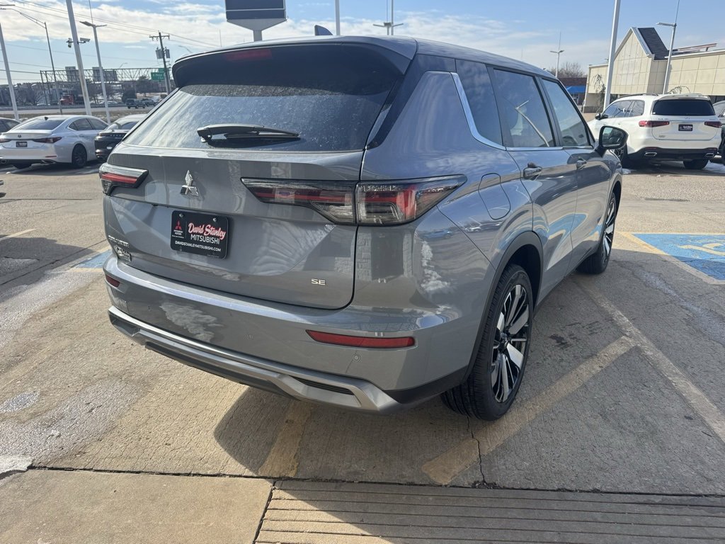 New 2026 Mitsubishi Outlander SE image 3