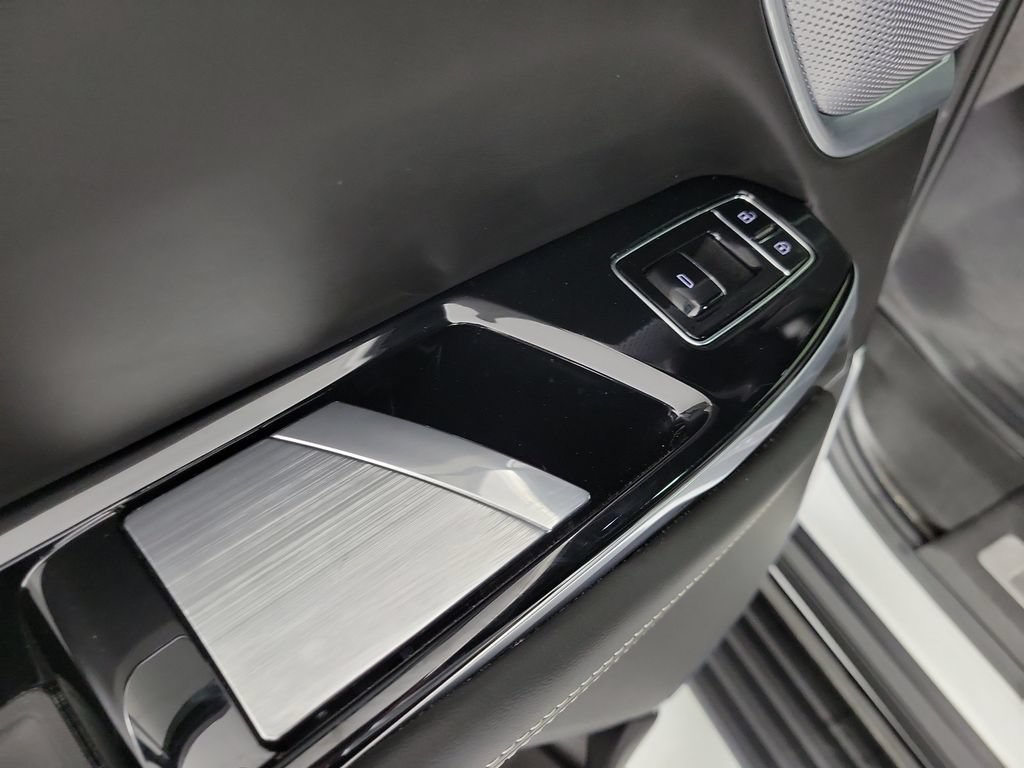Certified 2025 Cadillac Escalade ESV Sport Platinum w/ LPO, Floor Liner Package AWD/4WD image 15