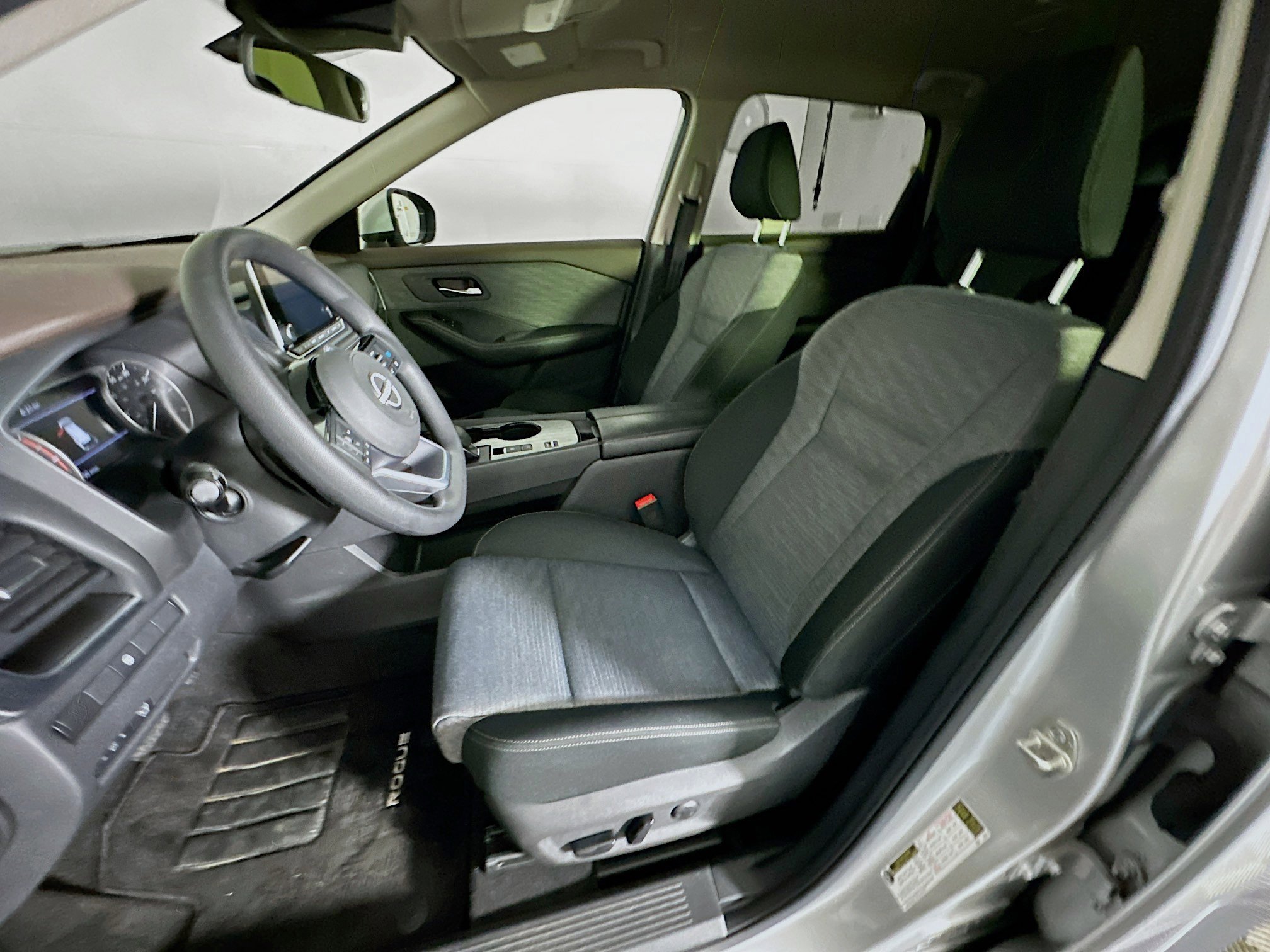 Used 2023 Nissan Rogue SV image 13