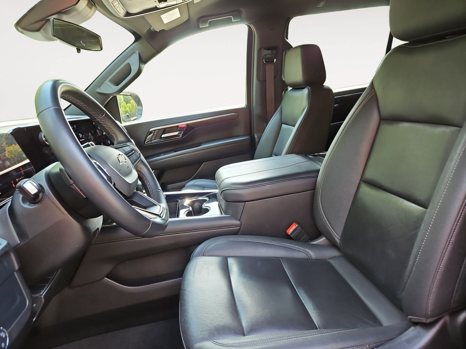 Used 2025 Chevrolet Suburban LT RWD image 9