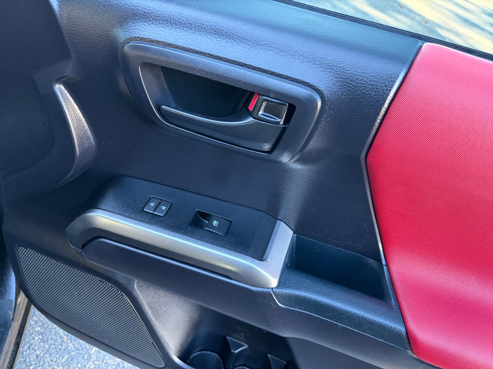 Used 2020 Toyota Tacoma SR5 AWD/4WD image 16