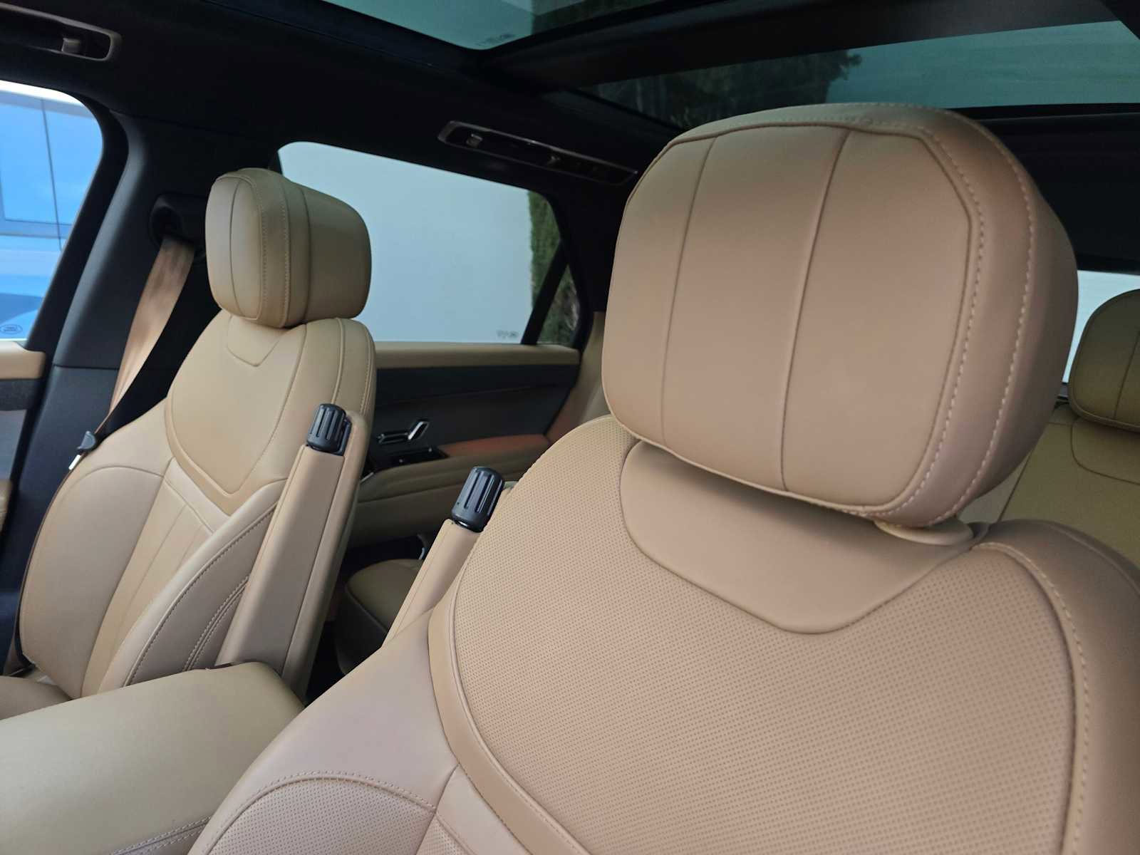 Certified 2025 Land Rover Range Rover Sport SE image 26