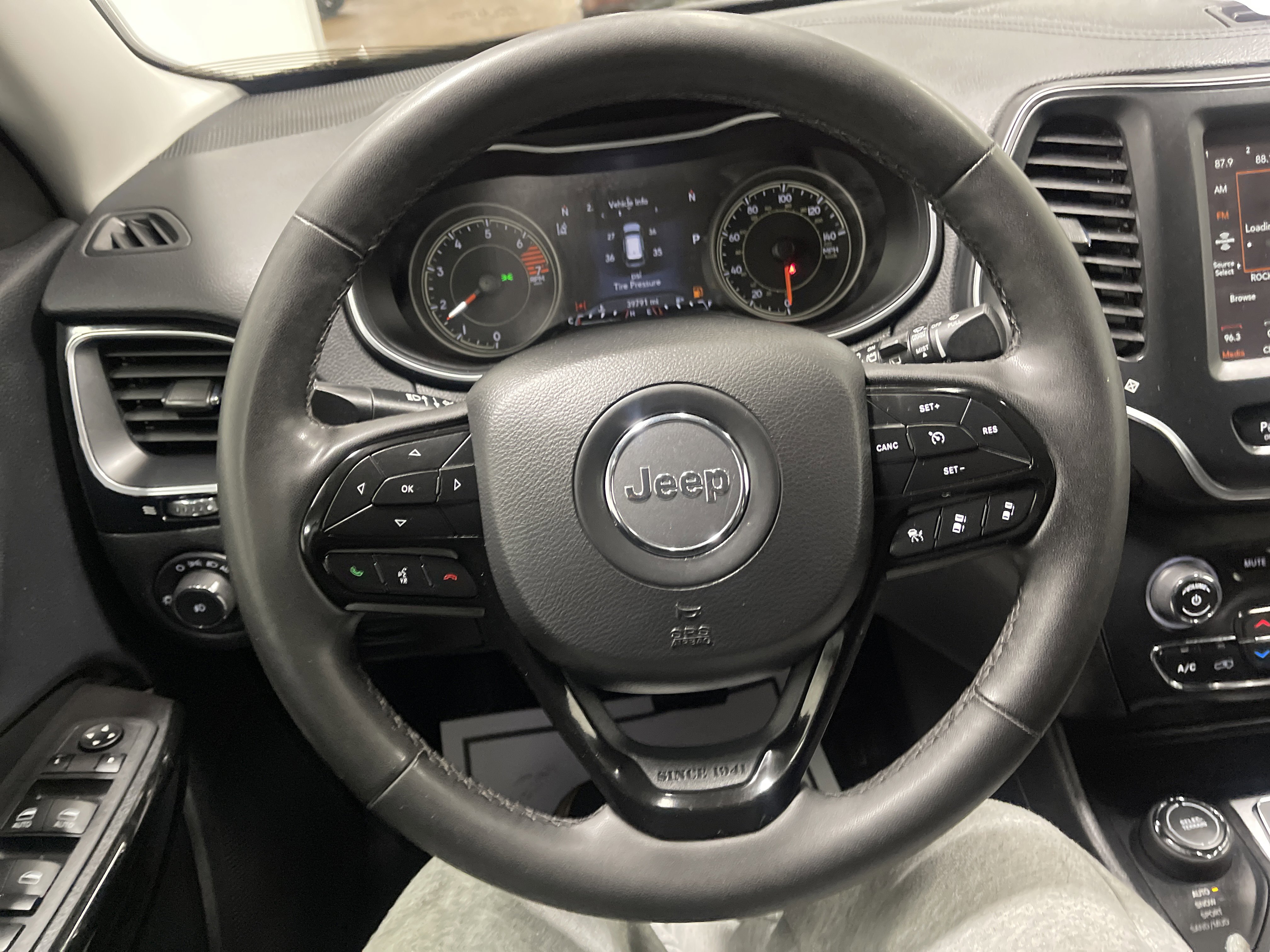 Used 2023 Jeep Cherokee Altitude Lux image 30