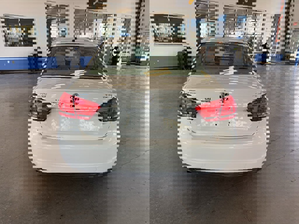 Used 2014 Volkswagen Passat TDI SE image 4