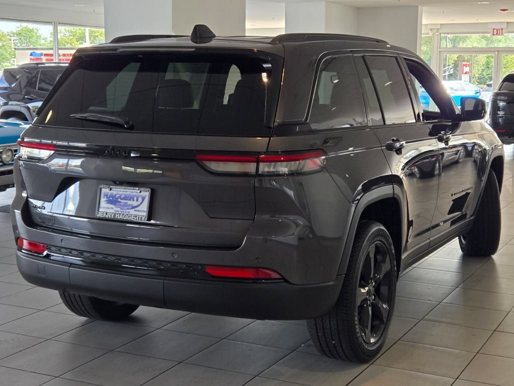 Used 2023 Jeep Grand Cherokee Altitude AWD/4WD image 11