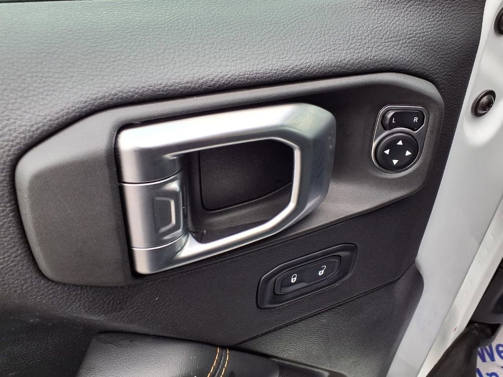 Used 2025 Jeep Wrangler Sahara image 18