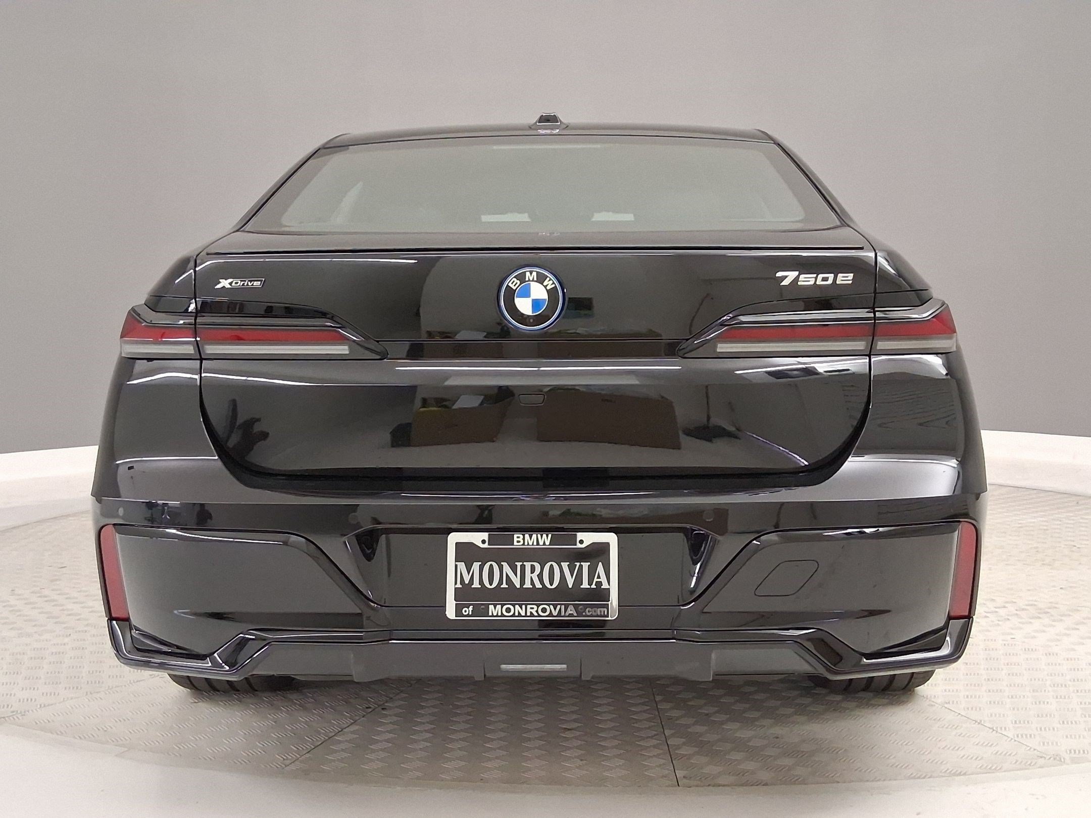 New 2026 BMW 750e xDrive w/ Premium Package AWD/4WD image 8