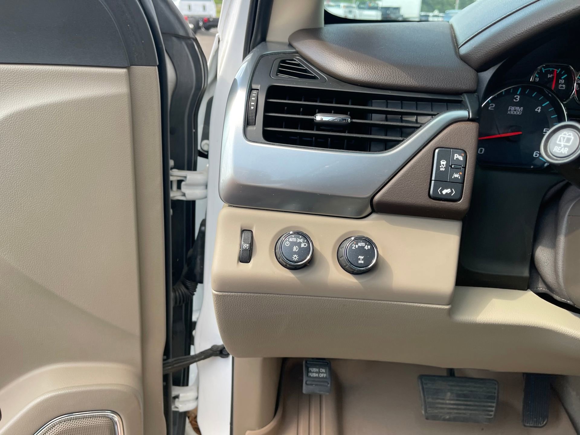 Used 2019 Chevrolet Tahoe Premier AWD/4WD image 14