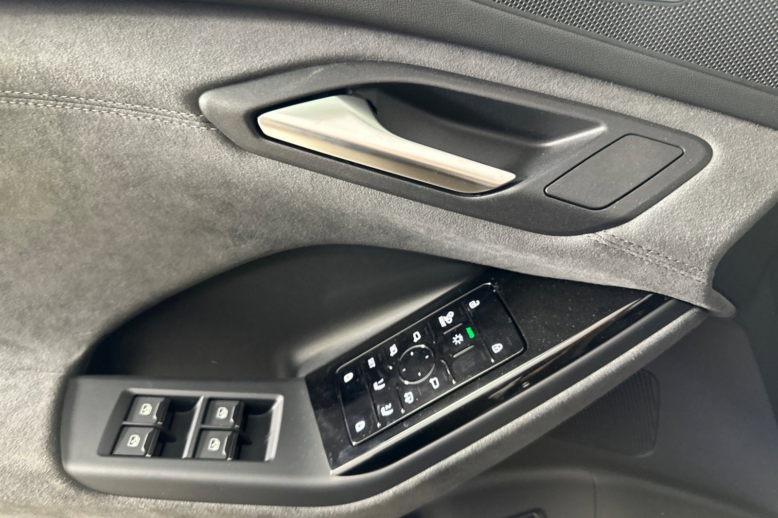 New 2027 Audi SQ6 e-tron Premium Plus AWD/4WD image 10
