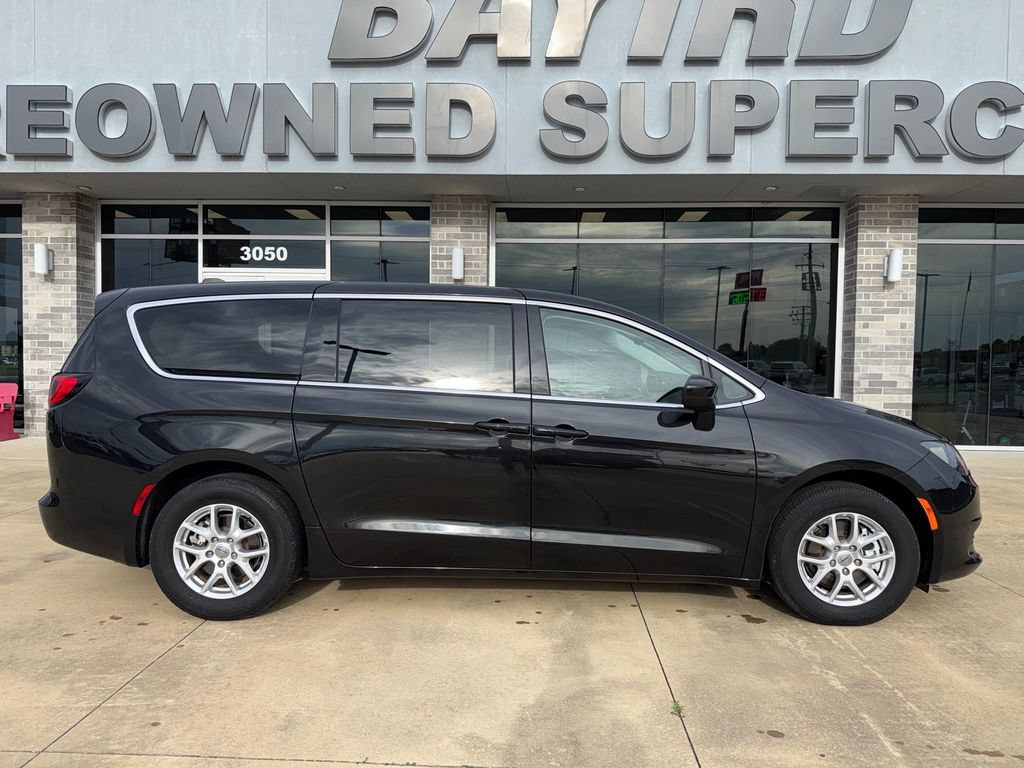 Used 2023 Chrysler Voyager LX FWD image 1