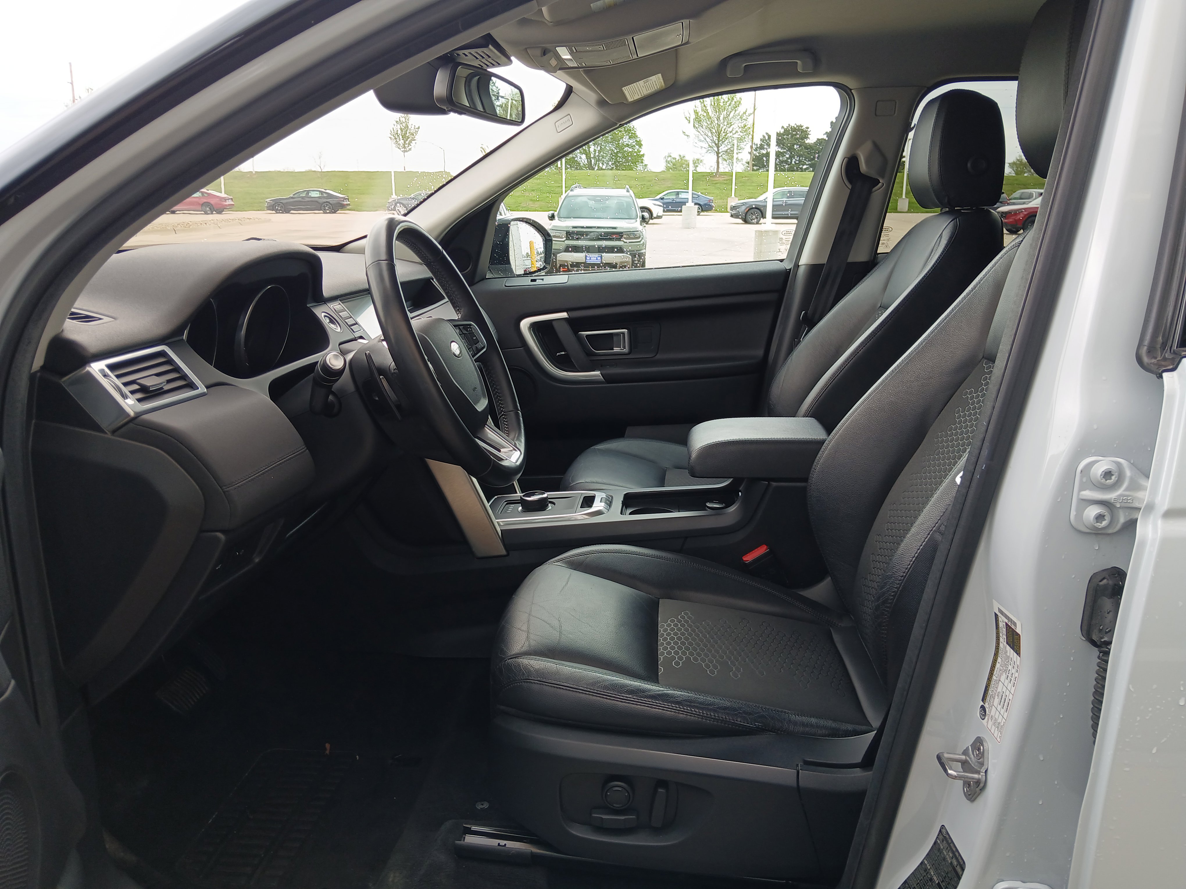 Used 2017 Land Rover Discovery Sport SE AWD/4WD image 8