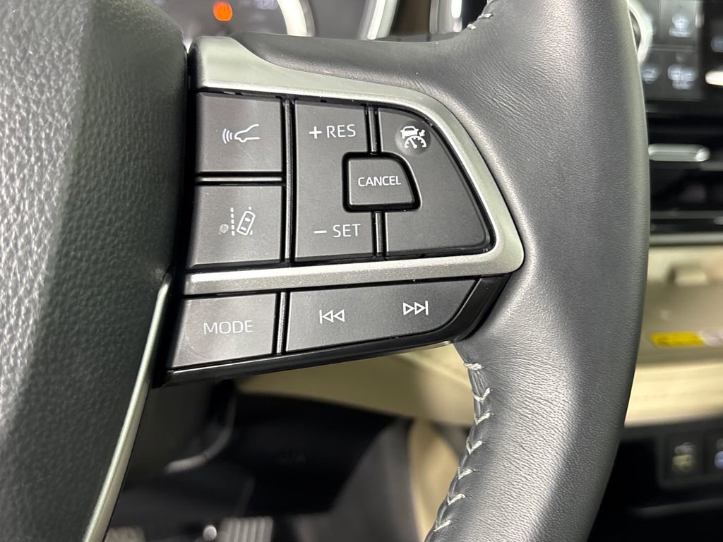 Certified 2025 Toyota Highlander XLE image 16