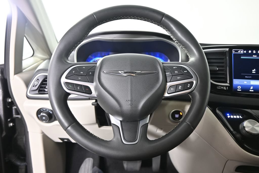 Used 2022 Chrysler Pacifica Touring-L FWD image 34
