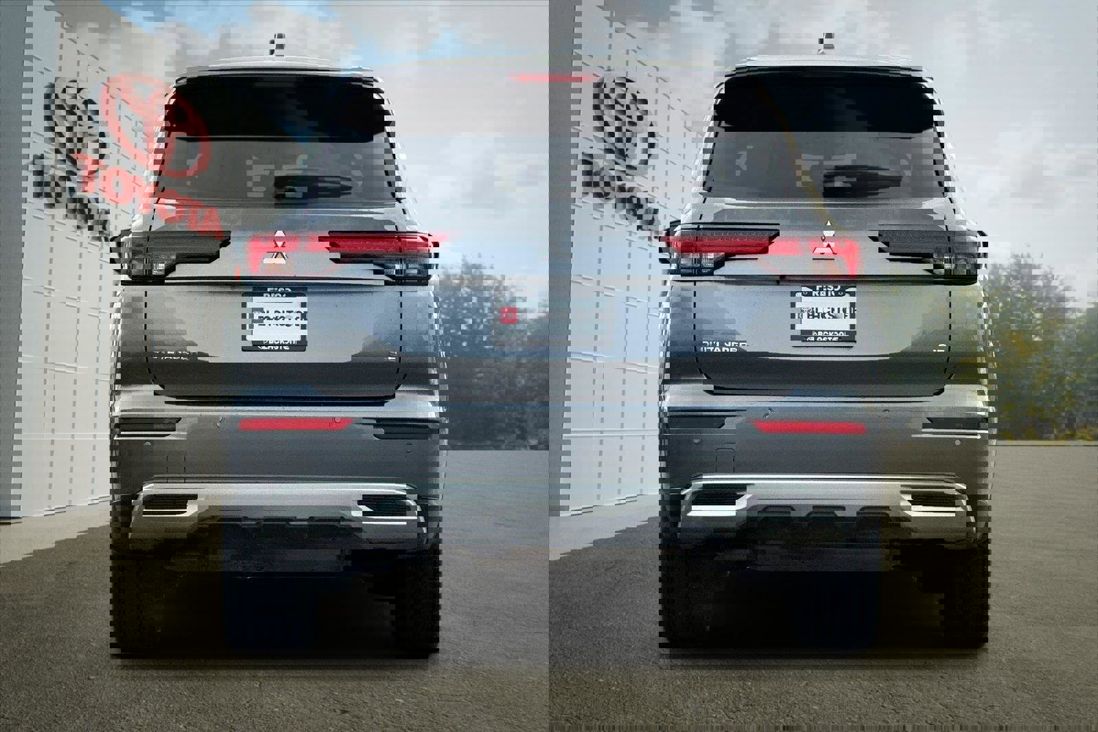 Used 2024 Mitsubishi Outlander SE image 4